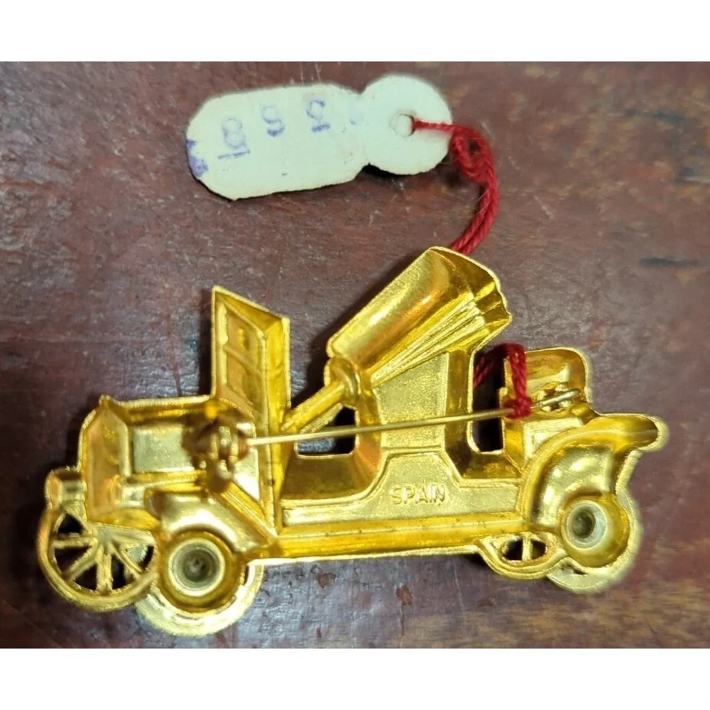 Nos VINTAGE GOLD TONE DAMASCENE ANTIQUE CAR PIN BROOCH MARKED SPAIN ESTATE